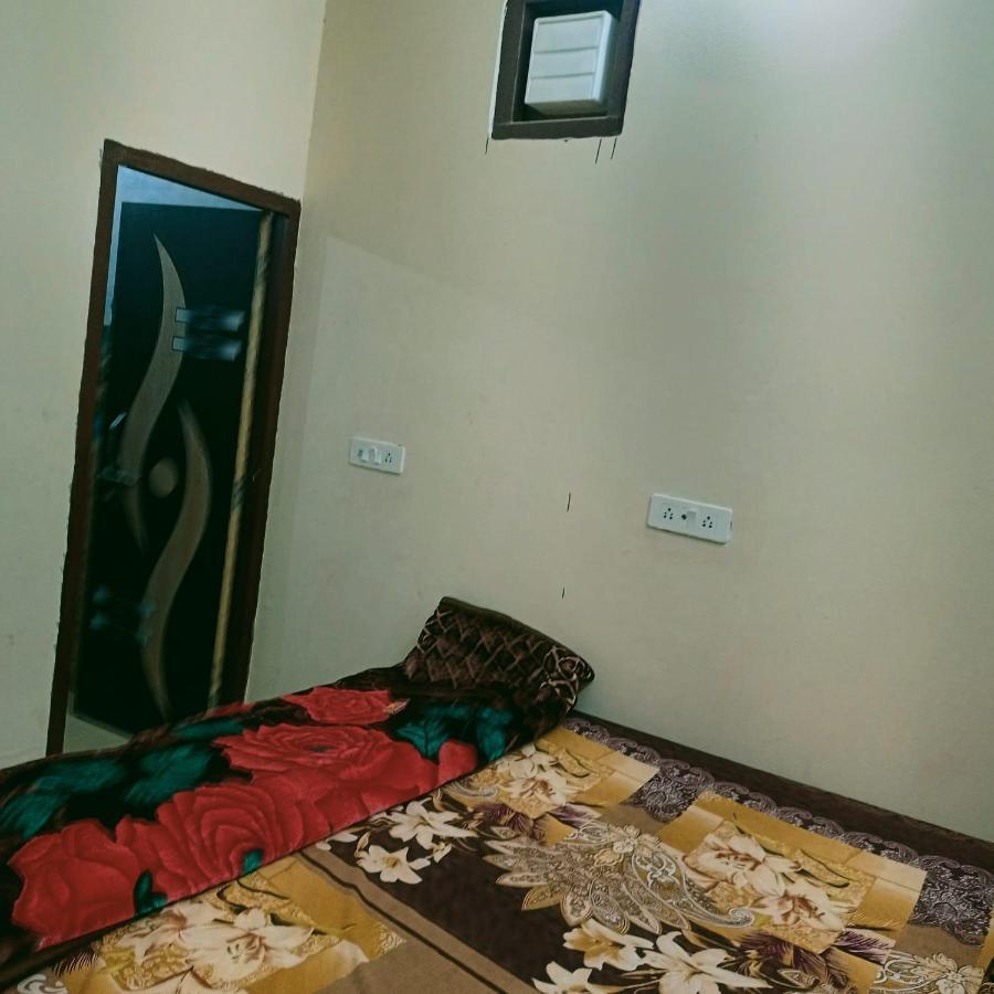 Radha Bhavan Vrindavan Ngoại thất bức ảnh