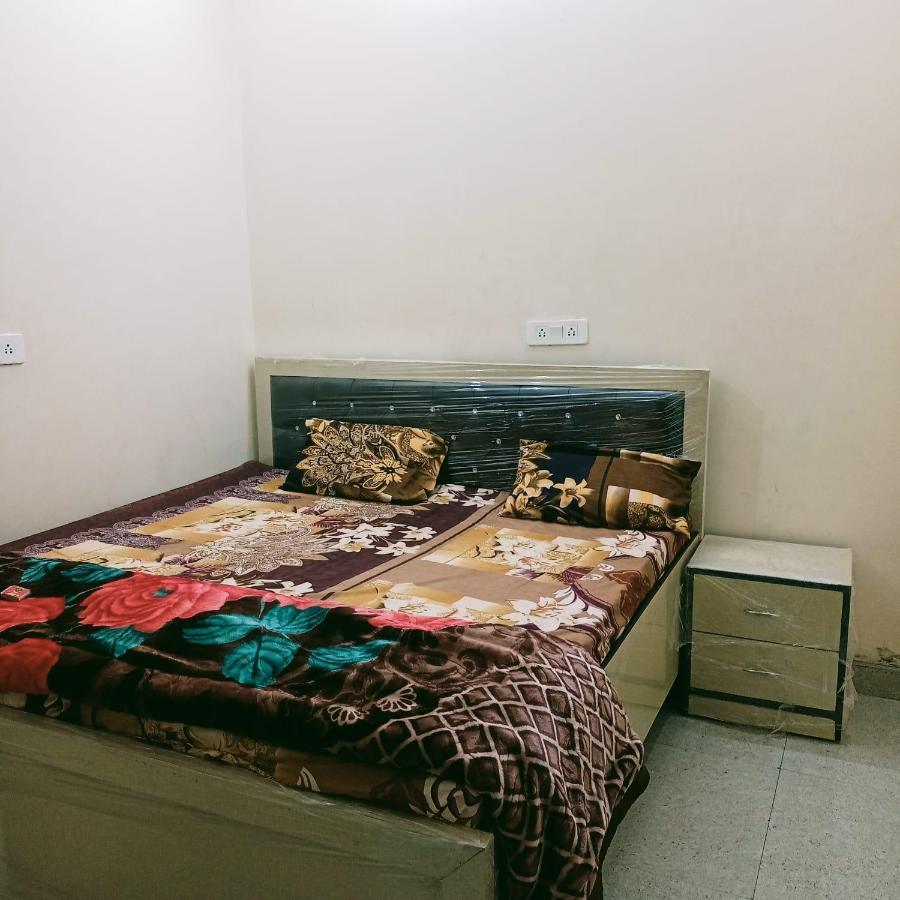 Radha Bhavan Vrindavan Ngoại thất bức ảnh