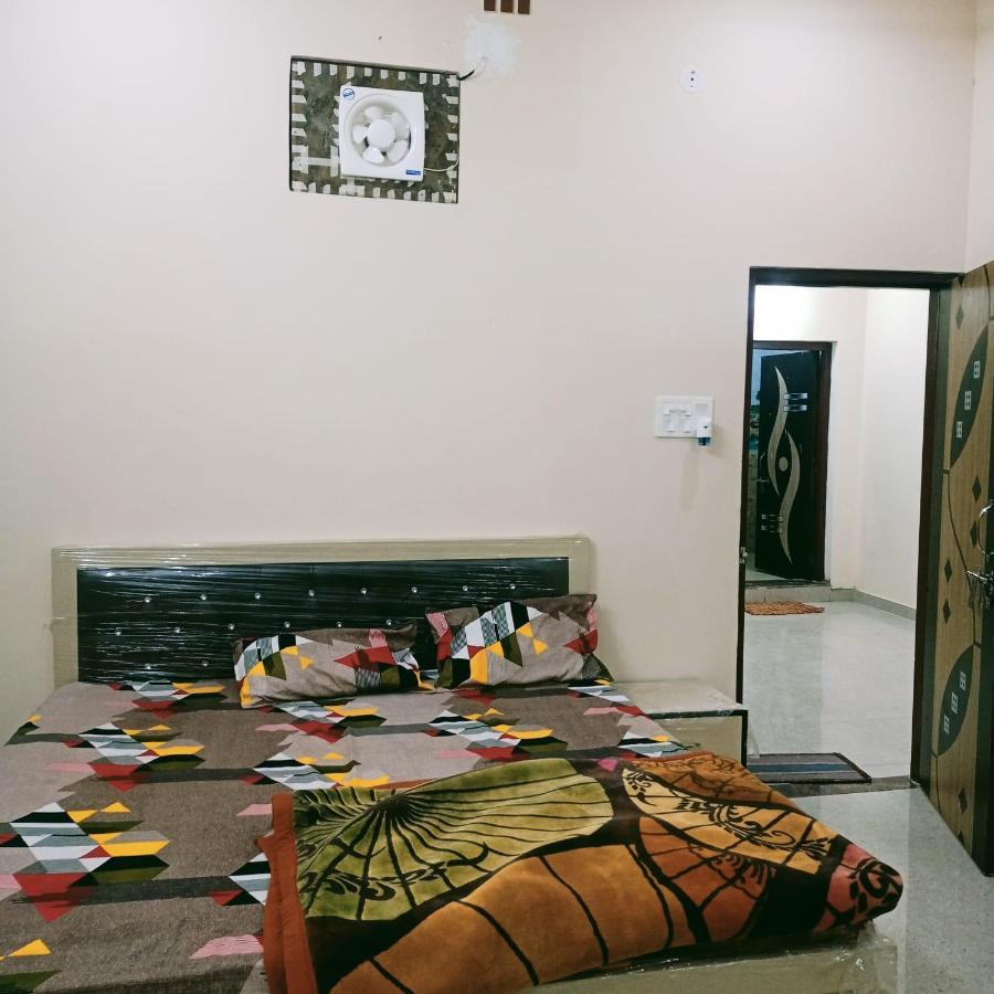 Radha Bhavan Vrindavan Ngoại thất bức ảnh