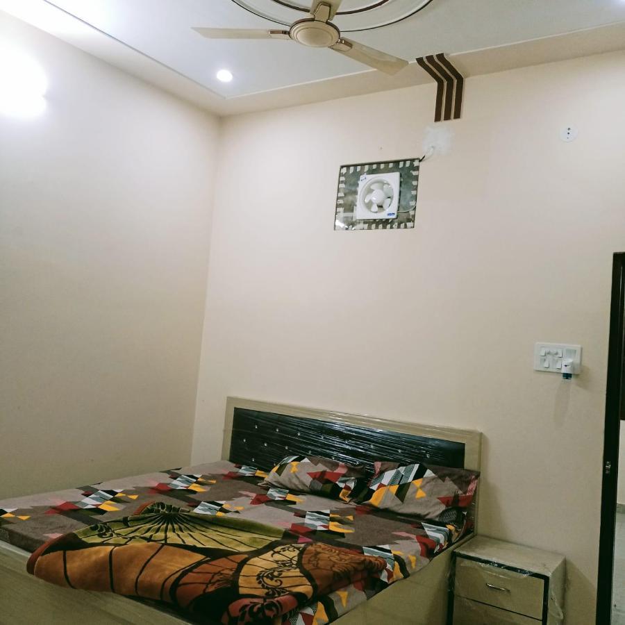 Radha Bhavan Vrindavan Ngoại thất bức ảnh