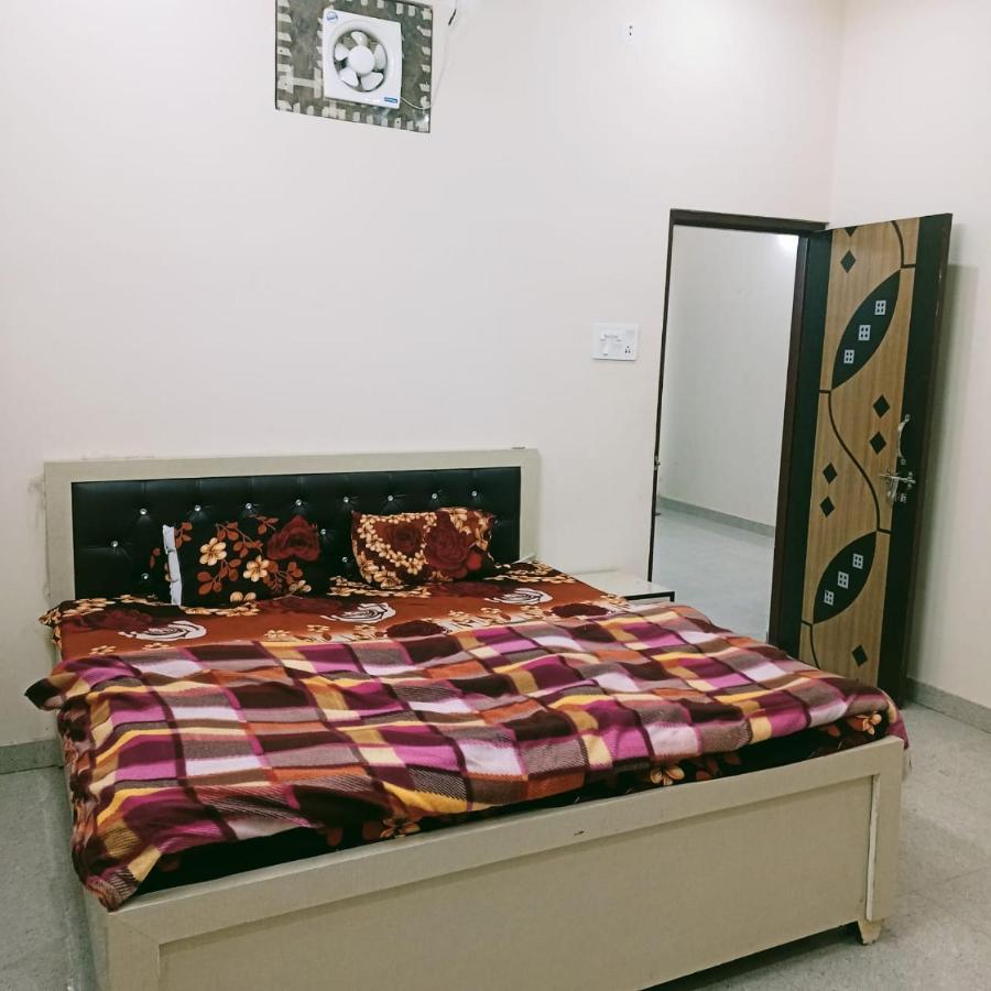 Radha Bhavan Vrindavan Ngoại thất bức ảnh